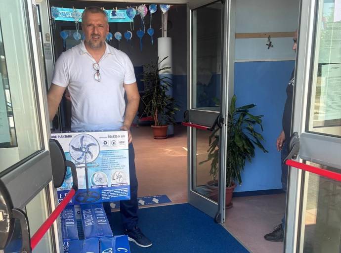 Emergenza caldo nelle scuole: arrivano 16 ventilatori. Ma il cambiamento climatico impone soluzioni strutturali